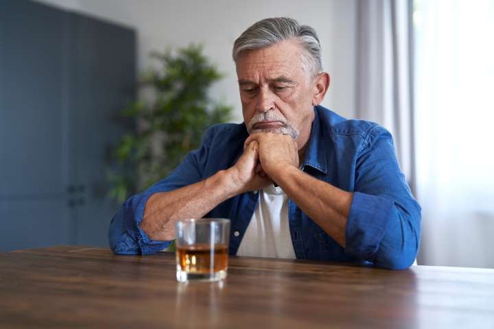 Como Identificar os Primeiros Sinais de Alcoolismo em Idosos
